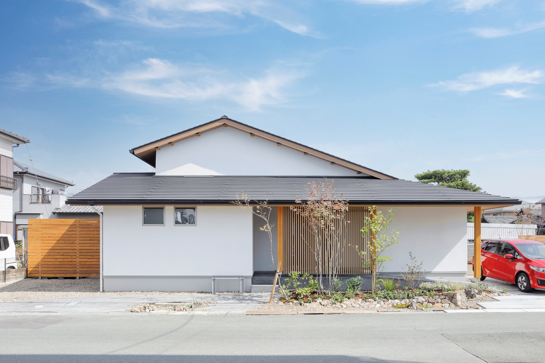 花みずき工房【和風、自然素材、平屋】白い塗り壁と黒屋根のコントラストが美しい外観