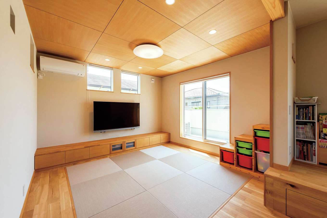 仲田工務店【収納力、自然素材、間取り】畳敷きのリビングは奥さまの希望で。モダンな和テイストの琉球畳と格天井が、ダイニングの北欧テイストと見事に融合している