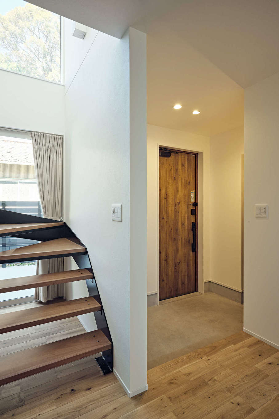 平屋建築ブルーハウス【デザイン住宅、建築家、平屋】玄関土間に隣接してLDKを配置。玄関ホールのスペースを省いた分、LDKを広く確保でき、日常の行き来もスムーズに