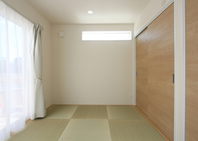 リネン室やユーティリティに利用できる和室。畳の良い香りが安らぎを与えてくれる