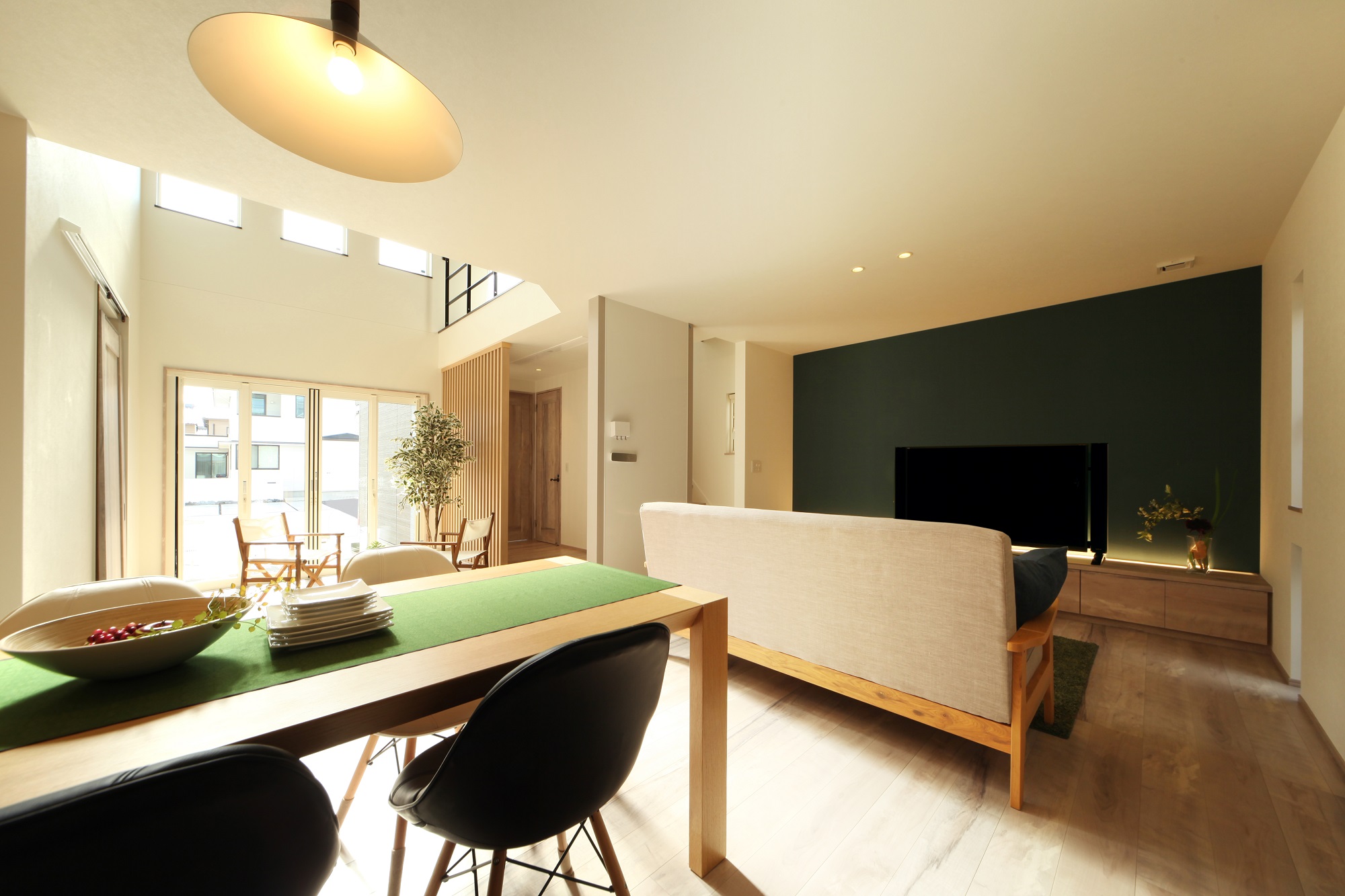 ホームラボ｜明るい日差しが降り注ぐ広々としたLDK。ダイニングとリビングの一体感があり、居心地の良い空間である。ナチュラルなインテリアが落ち着いた雰囲気を演出。