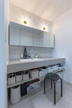 ワイドな洗面台と鏡で、朝の身支度時間のストレスを軽減