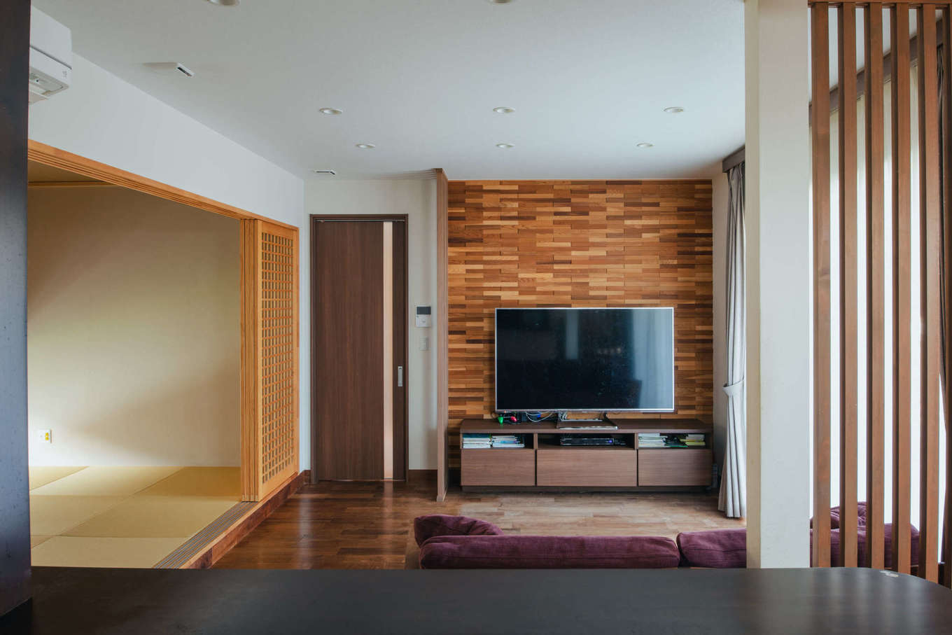 エフエフ住宅【子育て、和風、自然素材】ダイニングとの仕切りに使用した格子が味わい深い