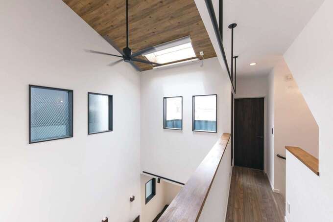南側に家があり1階の採光は難しい立地だが、吹き抜けの窓と天窓があることで、十分な光を取り入れられる