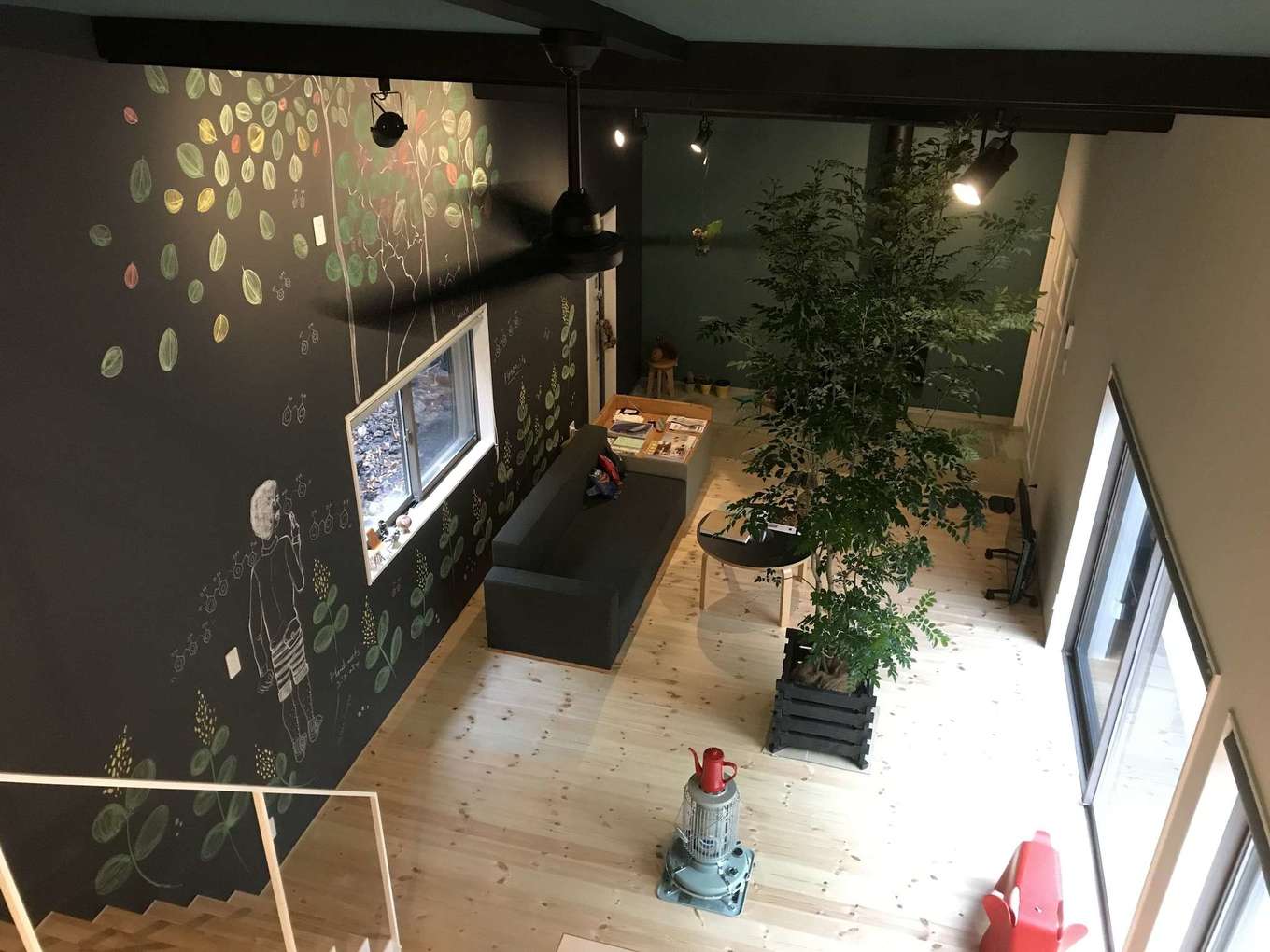 Hands Works（アオイ建築）【1000万円台、趣味、平屋】ロフトからリビングを見下ろす。勾配天井により、平屋でも圧迫感がなく、大勢の仲間を迎えても快適に過ごせる。床に採用した無垢のパイン材は、時を経て、少しずつ高級なハチミツ色に変わっていく