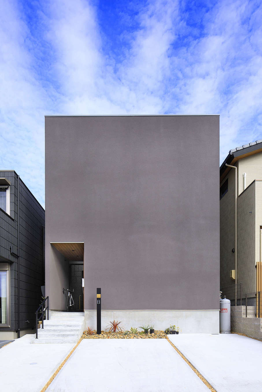 檜建設 エニーホーム【デザイン住宅、趣味、建築家】スクエア型の外観が目を惹く。家の正面に窓がひとつもないのは「カッコイイ家にしたい」というご主人の希望を反映したもの