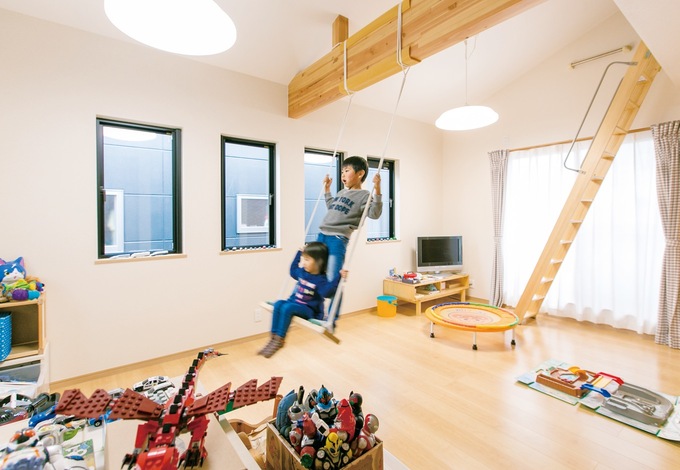 ロフトのある子ども部屋。2部屋に仕切るまでは大きな梁に吊るしたブランコで兄妹が仲良く遊ぶ