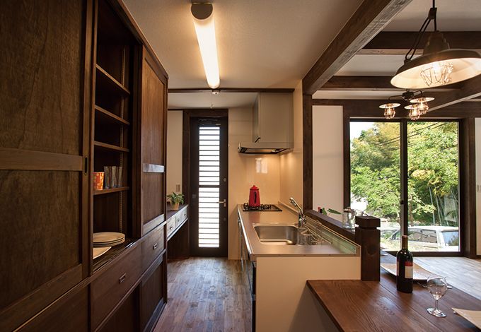 サイエンスホーム【1000万円台、デザイン住宅、狭小住宅】キッチンの後ろの収納は大工さんによる造作。内装にしっくり馴染むだけでなく、地震の 際も倒れる心配がない