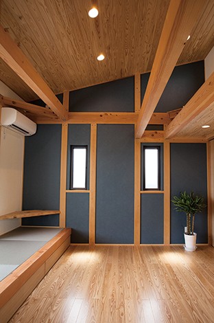 エコハウジング【デザイン住宅、自然素材、省エネ】壁の色を青くし、バルコニーへ出るサッシの高さを合わせるために畳コーナー設置するなど、すみずみまでこだわりがいきわたる
