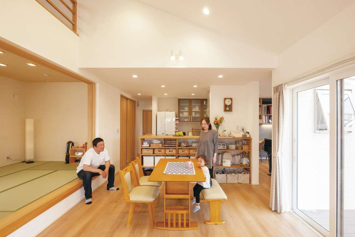 芹工務店【子育て、収納力、間取り】家にいる時間のほとんどを過ごすリビングは、勾配天井と吹き抜けで開放感たっぷり。家族の成長をずっと見守ってくれる寛ぎの空間だ