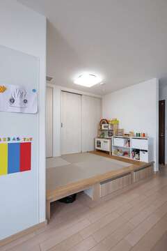 キッチンから目が届く場所に小上がりの畳コーナーを