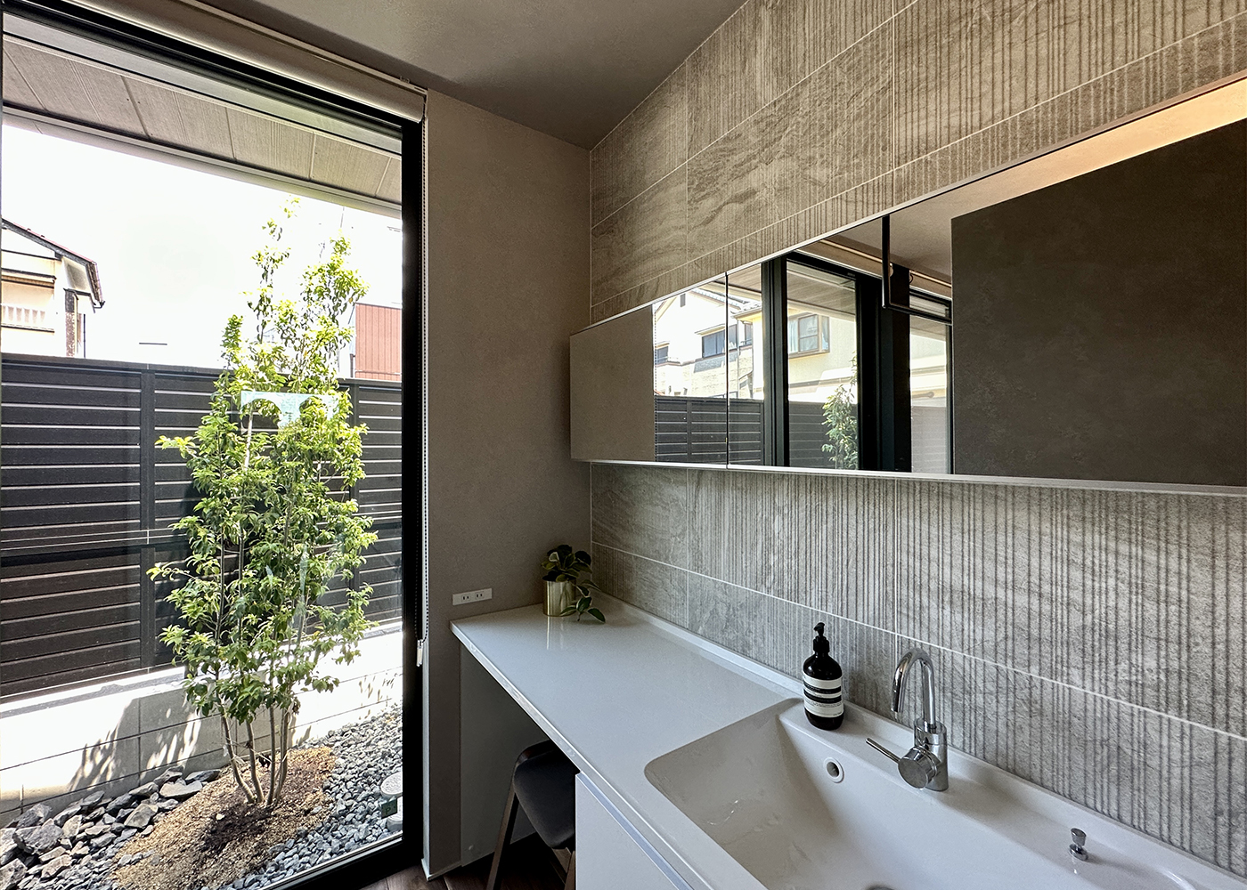 積水ハウス 豊橋支店【デザイン住宅、子育て、平屋】光が差し込む明るい洗面室。雰囲気のあるスクラッチ系のタイルがおしゃれ。パウダースペース付きで使い勝手もいい