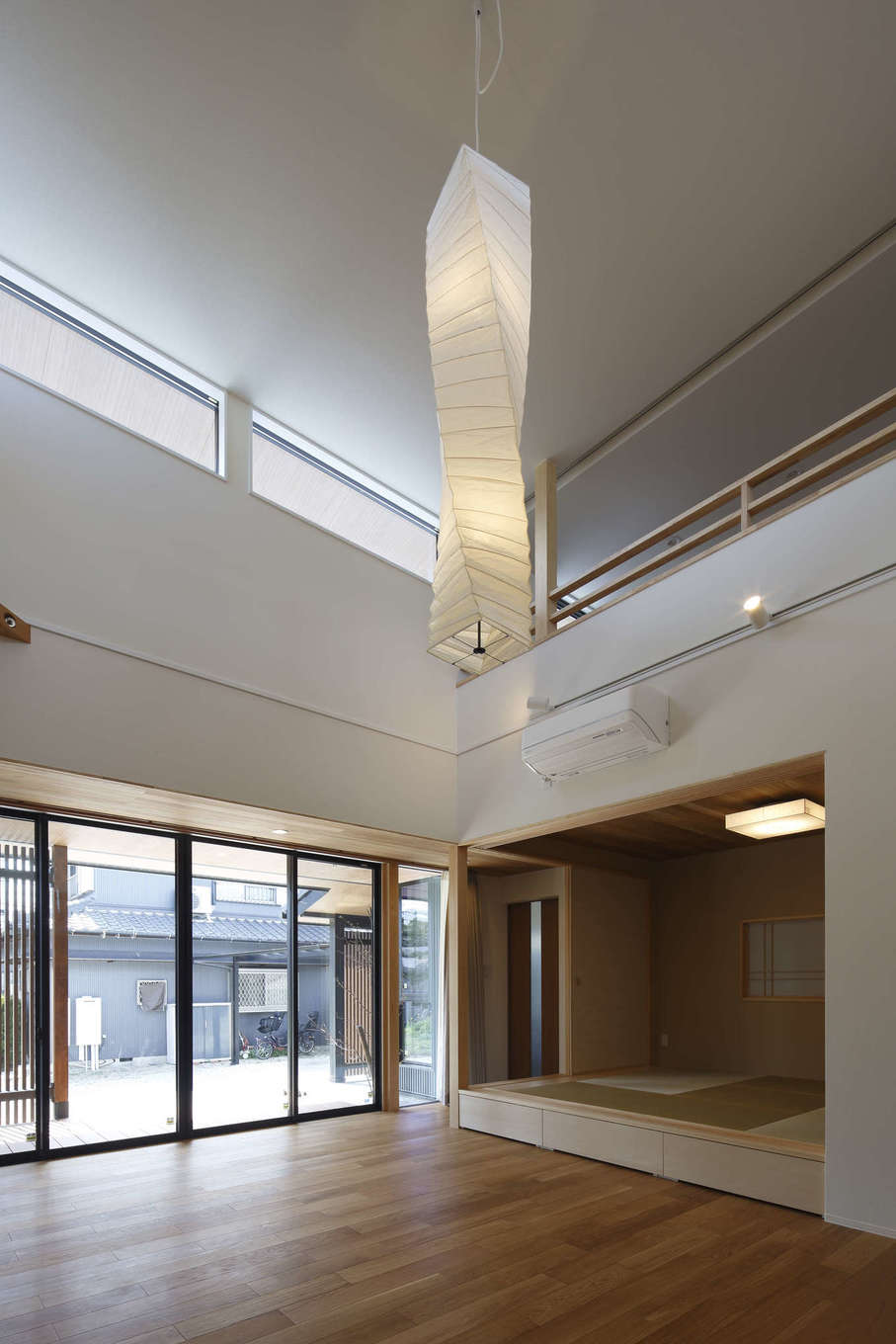 檜建設 エニーホーム【和風、間取り、平屋】塔屋の吹き抜け部分が光の吹き溜まりになるように窓をレイアウト。天井が明るくなることで、周囲に建物が立っても変わらない明るさを確保できるという