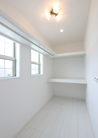 奥に向かう直線的な収納と窓枠が美しい