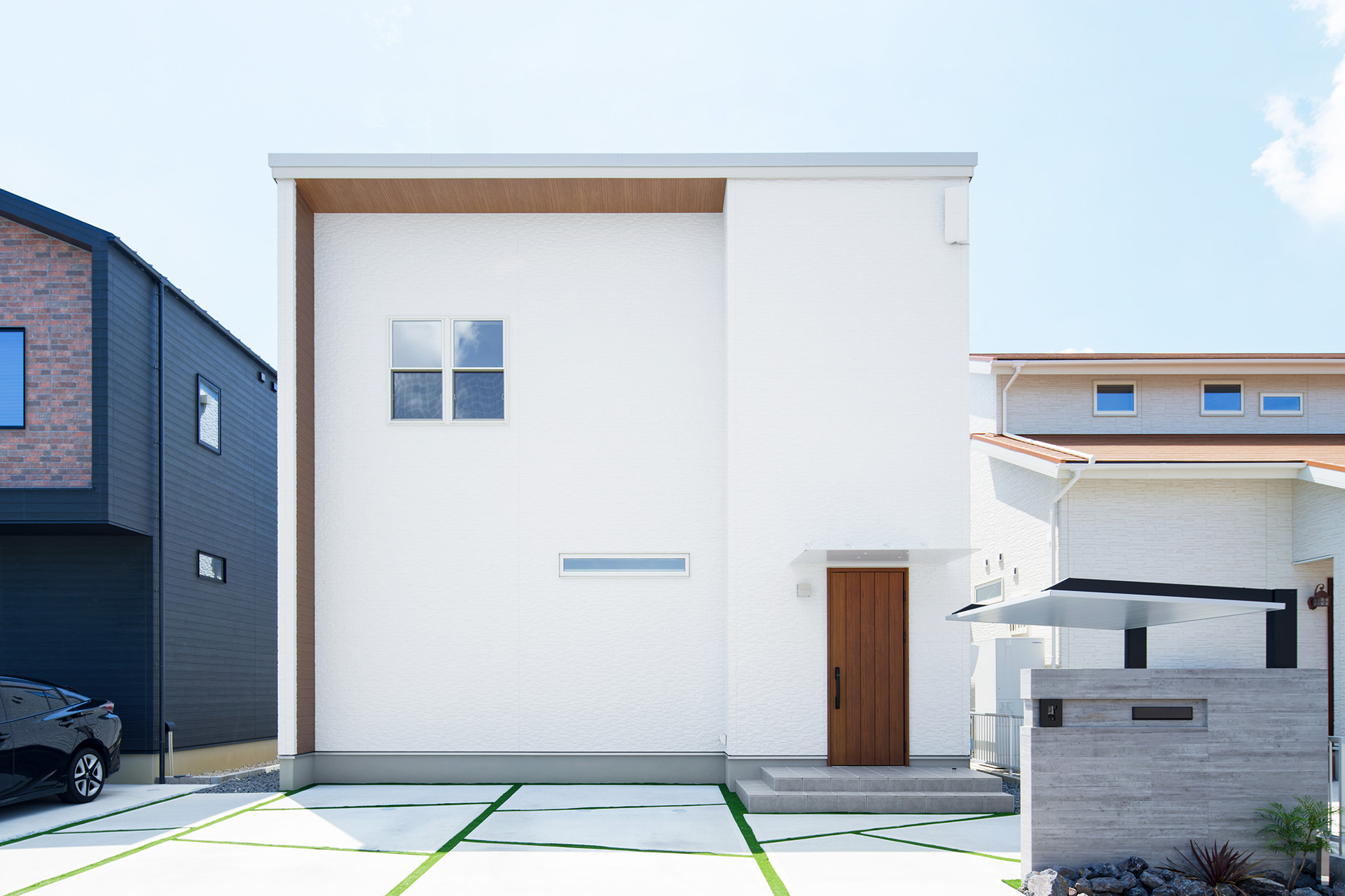 アサヒグローバルホーム｜シンプルでおしゃれな雰囲気をイメージした、スクエアのフォルム×白×木目の外観。上げ下げ窓とスリット窓をアクセントにすることで、シンプルでありながらも目を惹く、個性的なデザインに仕上がった。