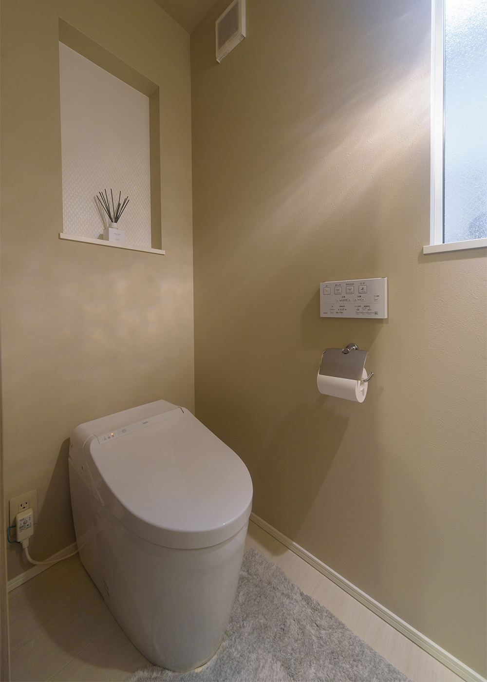 KAZA DESIGN【間取り、屋上バルコニー、インテリア】2階のトイレはすっきりとした見た目のタンクレスを採用。ニッチを作り、香りアイテムも楽しめる空間に。中に貼ったアクセントクロスがポイント