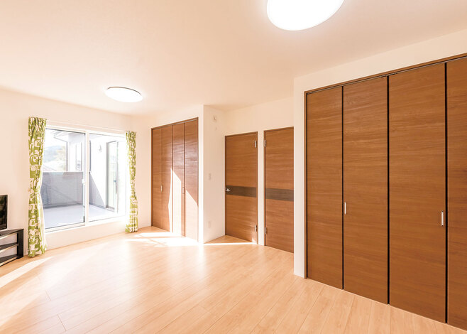 2部屋つなげた状態の子ども部屋。クローゼットと押し入れを兼ねた大きな収納で、居室部分はすっきりと