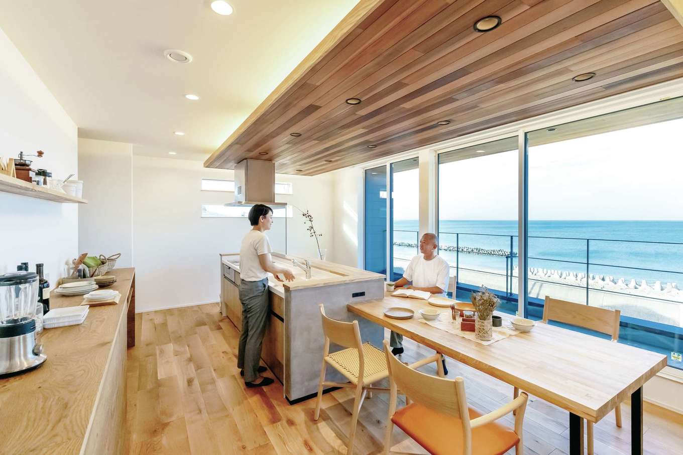 KUREKEN HAUS（榑林建設）【デザイン住宅、自然素材、省エネ】眺めを最大限に活かすため、LDKは2階に。レッドシダー張りの下がり天井に施された間接照明がくつろぎを生む。この開放感と落ち着きの調和はT邸でしか得られない
