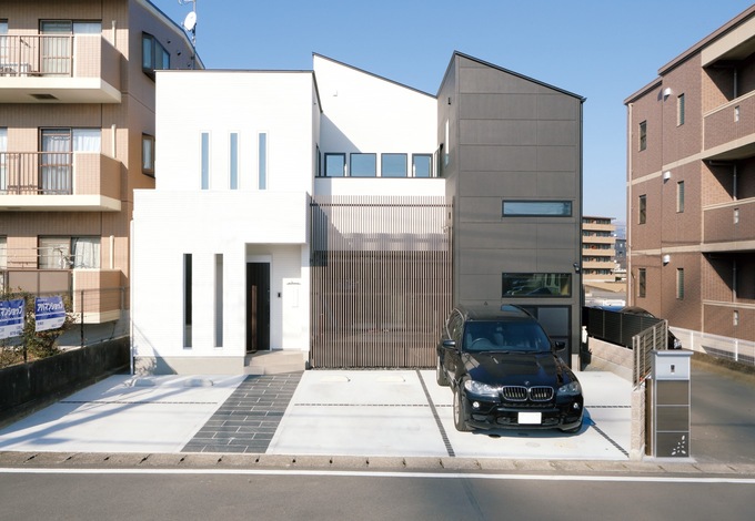 ツートーンカラーに仕上げたスクエアな外観はすっきりとした印象