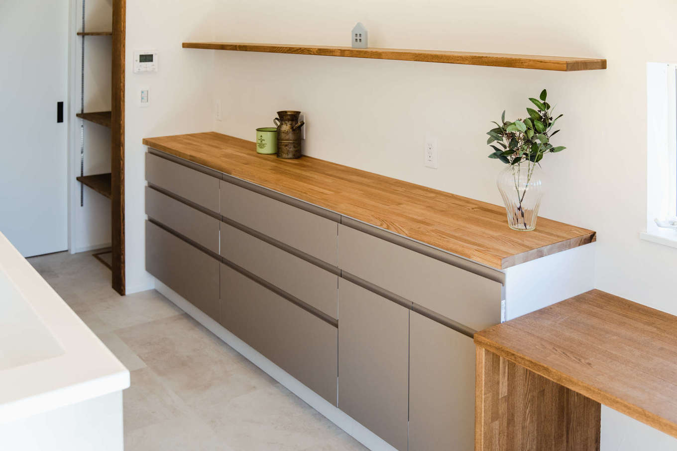 Select工房【デザイン住宅、間取り、平屋】ナチュラル素材が空間になじむ、おしゃれなキッチン収納