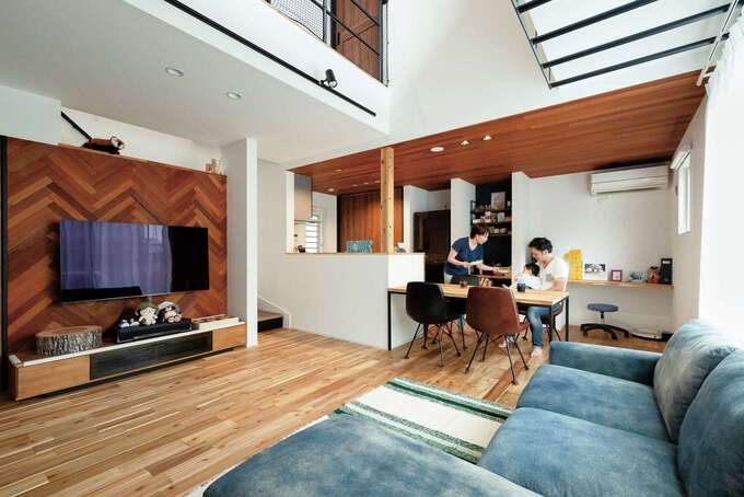 無垢の床に加え、テレビボードのヘリンボーンやキッチンの板張りが自然素材の温もりを伝える