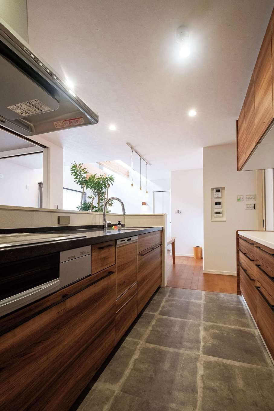 イデキョウホーム【子育て、収納力、省エネ】黒の天板と木調でカッコいいキッチンを目指した