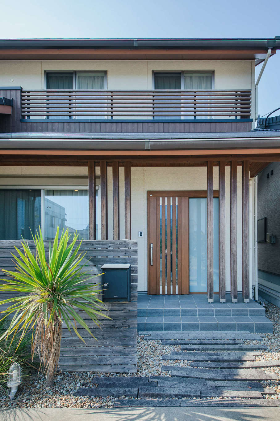 エフエフ住宅【子育て、和風、自然素材】ポーチは軒柱を格子状に立て、圧迫感を排除