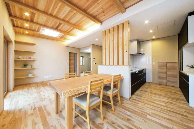 二世帯共用にしたことでＬＤＫを広々と確保。キッチンとダイニングテーブルには構造上必要な壁をスケルトンにして開放感を強調。リビングと隣接したお母さまの洋室は引き戸をオープンにして広々と使うこともできる