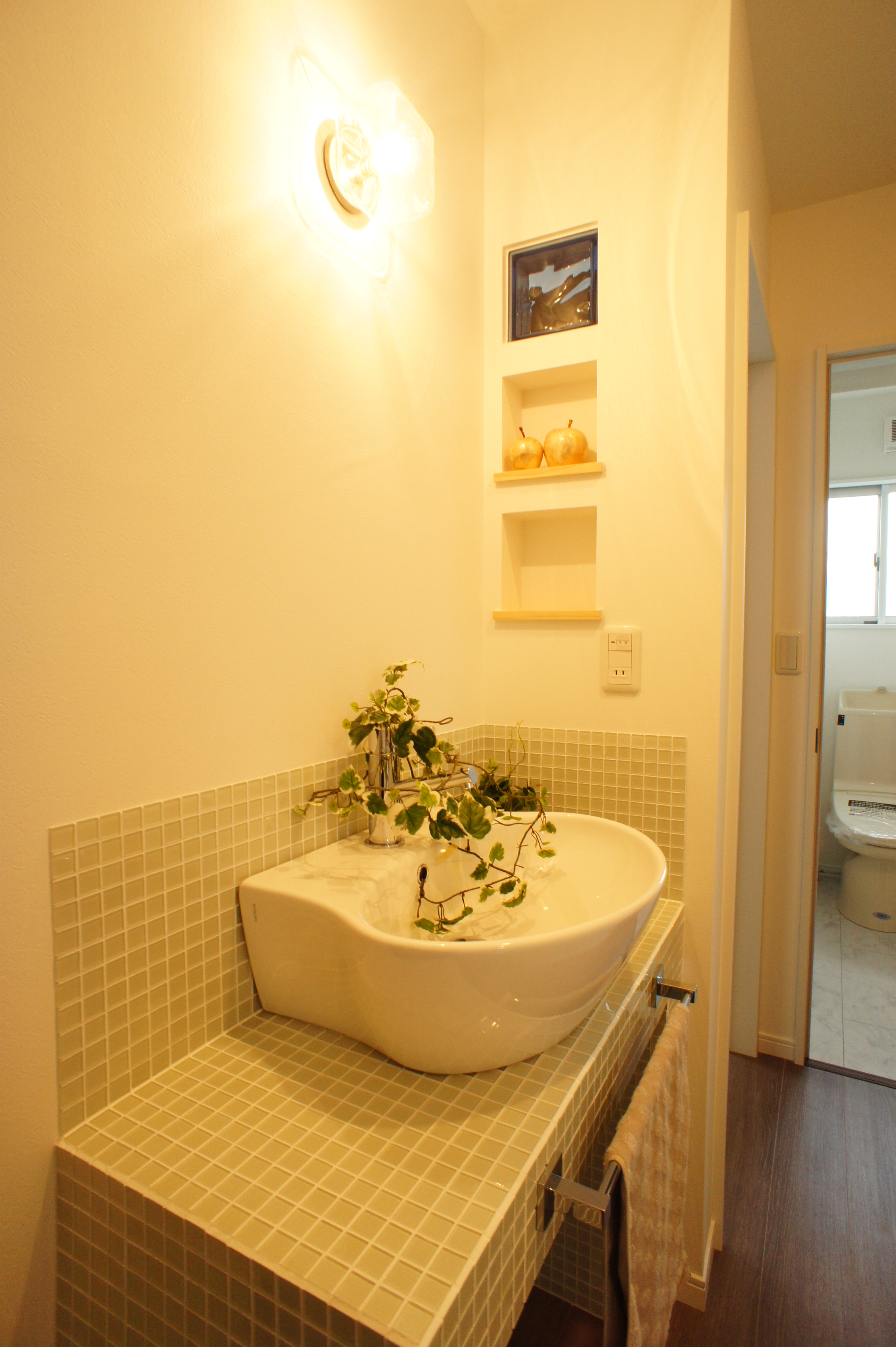 小野田産業～designers house project～｜ナチュラルなタイル仕上げの洗面スペース。シンプルでありながら温かみのある照明が、リラックスした雰囲気を演出。