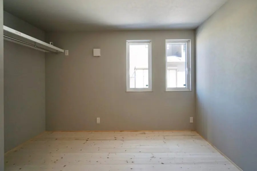 パイプハンガー付きの収納がある1階の主寝室