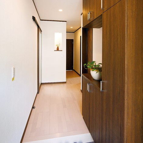 水田建設【1000万円台、二世帯住宅、間取り】おしゃれなシューズクロークが印象的な玄関