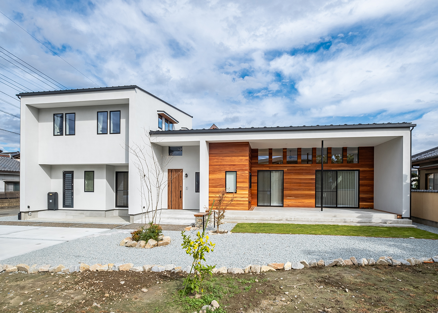 Techno Home Aizawa【デザイン住宅、間取り、インテリア】白壁と木目のコントラストが美しい外観。開口部は道路から家の中が見えにくい工夫が施され、充分な光を取り入れながら、プライバシーへの配慮も万全だ