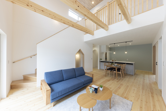 吹き抜けのリビングダイニングキッチン。木の温もりを感じるインテリアが特徴で、広々とした空間が家族の団らんを演出する。