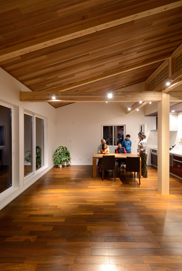 2階に配置した子世帯のLDK。床と天井に無垢板を贅沢に張りながらも、勾配天井によって圧迫感が全くない。空間全体のイメージは磐田モデルハウスを参考にした