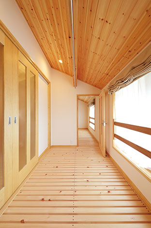 ハンドメイド【デザイン住宅、自然素材、ペット】花粉症対策のための 室内物干し場。床のスノコが湿気を逃がす