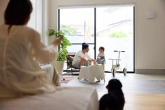 リビングスペースと土間は隣接したレイアウト。テレビを見ながらゆっくりしていても、土間のほうに自然と顔が向いてしまう。別々のことをしていても、同じ時間を過ごしているような自然な一体感。