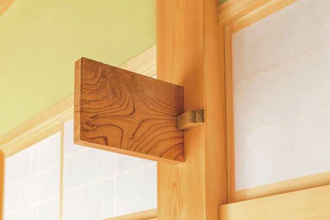 柱を貫通した差し鴨居のホゾに「鼻栓」と呼ばれる短い材で留める伝統的な木組み。強風や地震に耐えうるしなやかな強さを発揮する