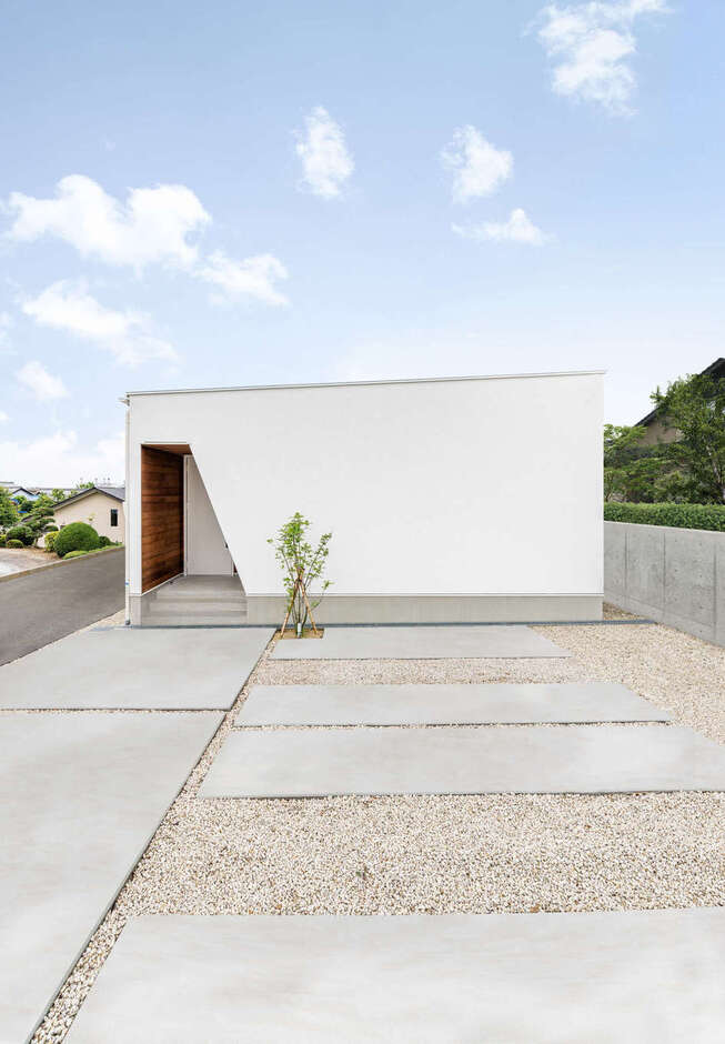 52坪のコンパクトな敷地に、延床面積24坪の平屋を実現。駐車スペースも3台分を確保。外構も『SIMPLE is…/シンプルイズ』で設計・施工し、建物とのバランスも完璧