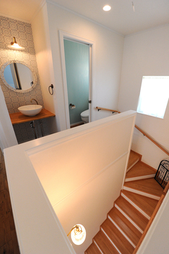 階段の窓から明かりを取り入れ、明るく開放的に