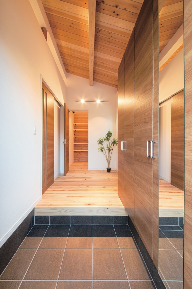 住たくeco工房【収納力、自然素材、間取り】収納たっぷりの玄関ホール。突き当たり正面は大容量の納戸