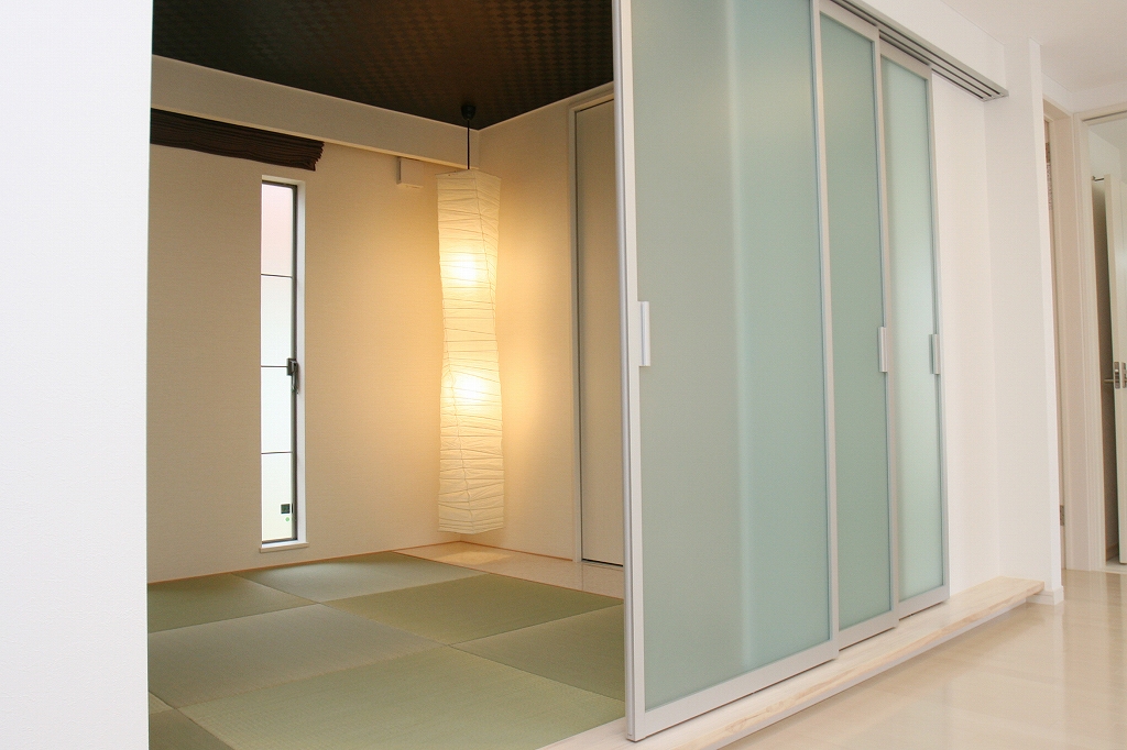 丸昇彦坂建設【デザイン住宅、子育て、間取り】天井から吊るされたペンダントライトの揉み紙が和室のクオリティを上げ、調和してくれる