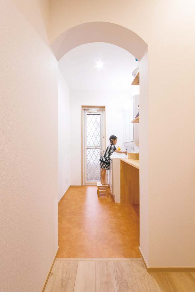 内田建設｜洗面所には奥さまの希望でカウンターを設置。忙しい朝に並んでの利用や、ヘアメイクの小物の整理に便利