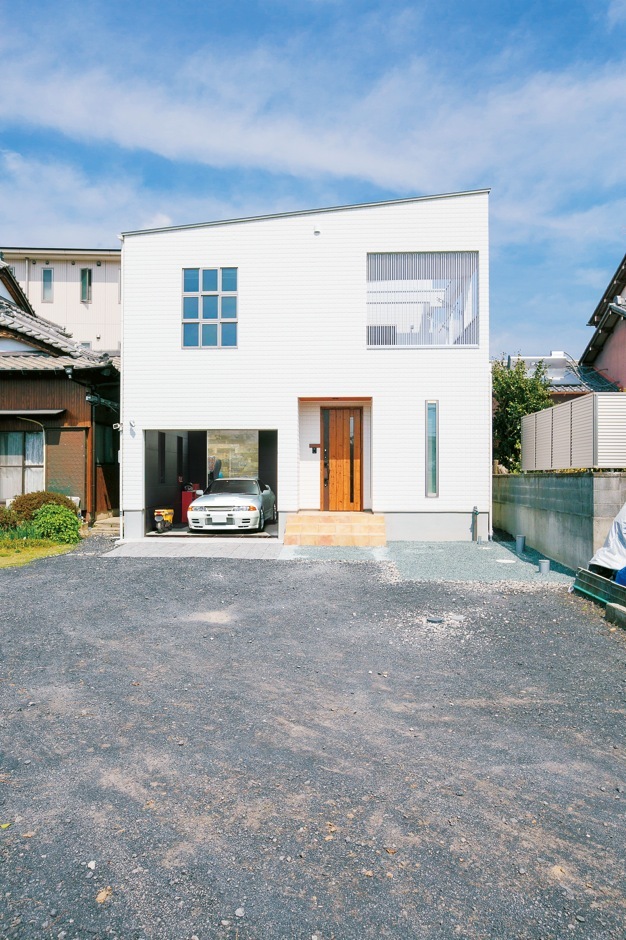 青空を身近に感じる広いベランダは、目線を気にせずBBQも楽しめる