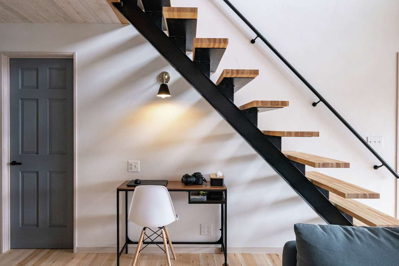 富士ホームズデザイン【デザイン住宅、趣味、平屋】アイアン階段が空間のアクセント。下部はリモートワークに