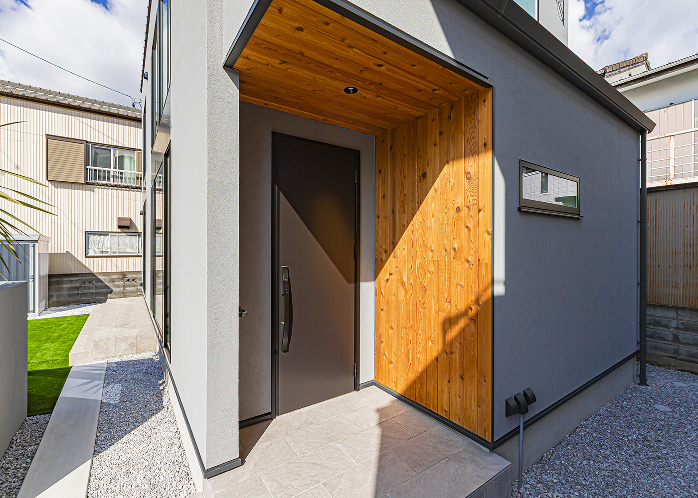 ARRCH アーチ【デザイン住宅、間取り、建築家】玄関ドアは道路からは見えにくい位置に設置