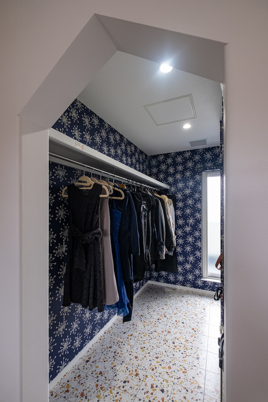 イデキョウホーム【子育て、収納力、省エネ】ウォークインクローゼットなら個性的な壁紙や床材を取り入れやすい