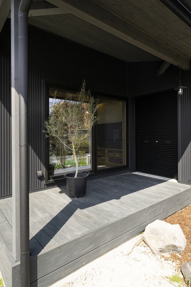 シンプルで落ち着いたウッドデッキ。屋外に出て、自然を楽しみながらリラックスできる空間が広がっている。