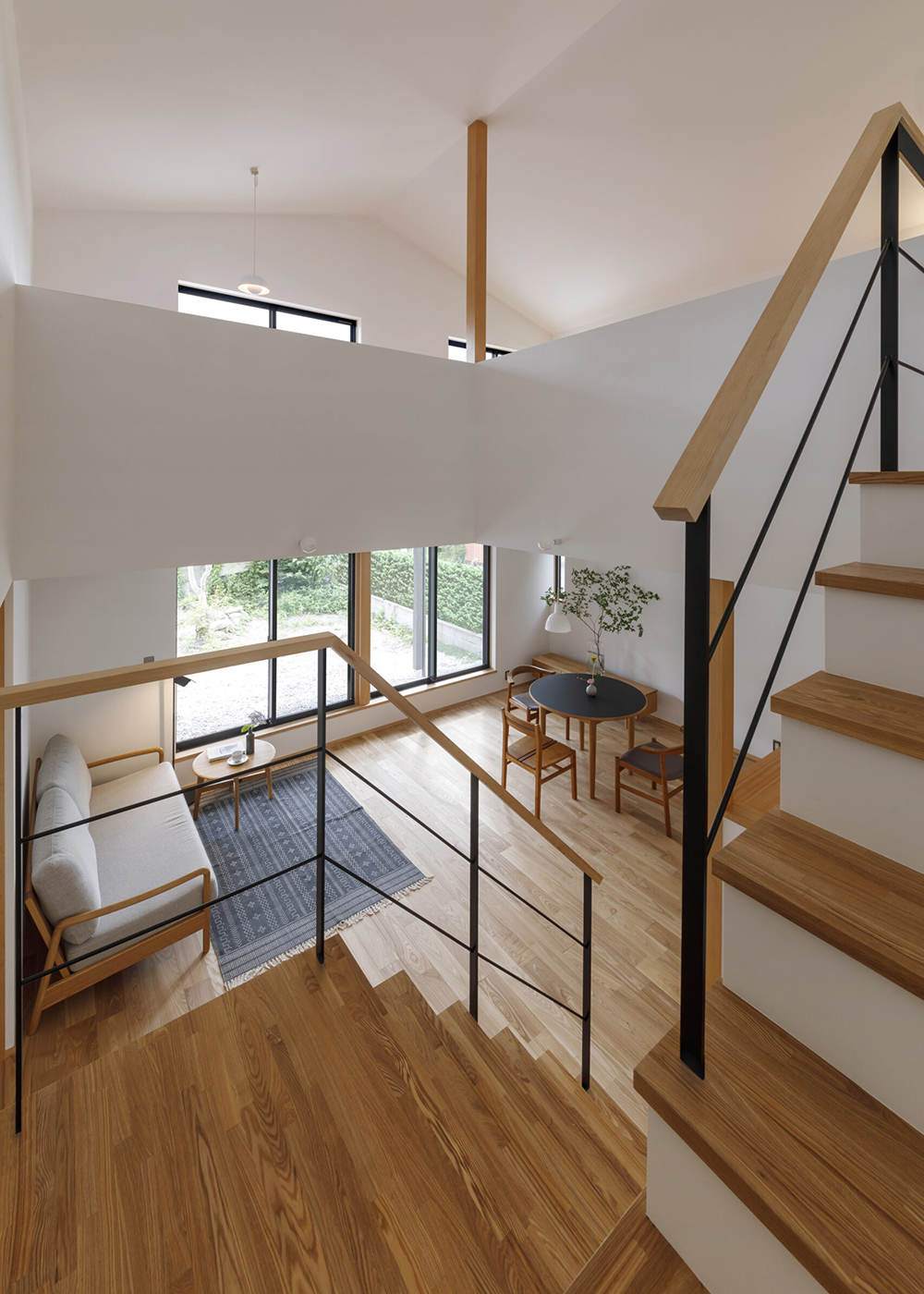 灯建築舎【デザイン住宅、自然素材、省エネ】ソファやダイニングに腰掛け、廊下を行き来し、階段を上り下りすれば、周囲の環境や景観に対する配慮の深さに気づくはず。南からの光は吹き抜けを通して、やわらかく降ろされ、季節ごとの風が気持ちよく通り抜けていく