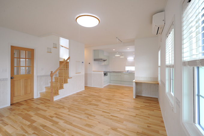 腰壁がアクセントになっているLDK。ところどころにニッチも配置