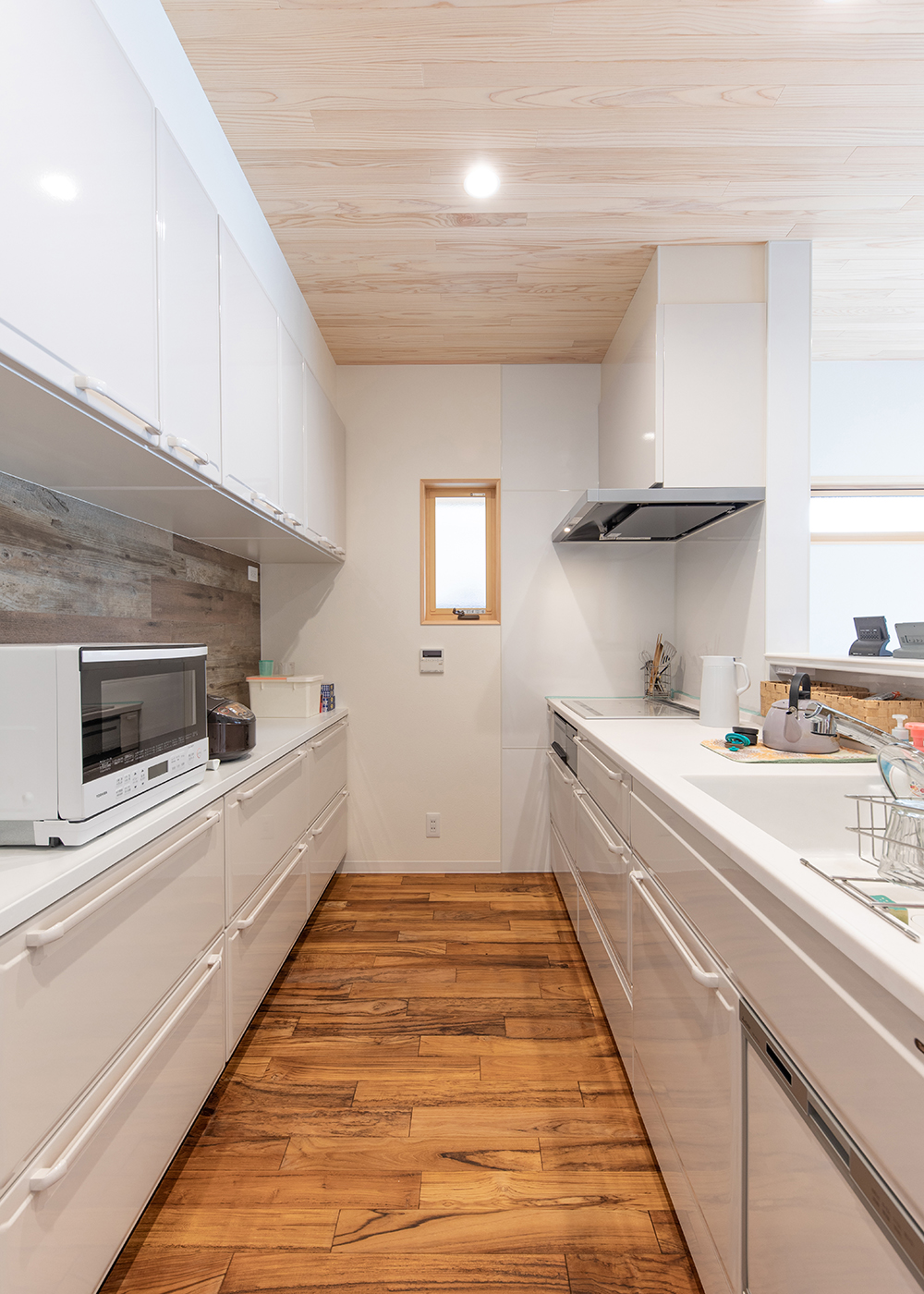 櫻 工務店【自然素材、狭小住宅、間取り】収納が充実したホーロー製キッチン